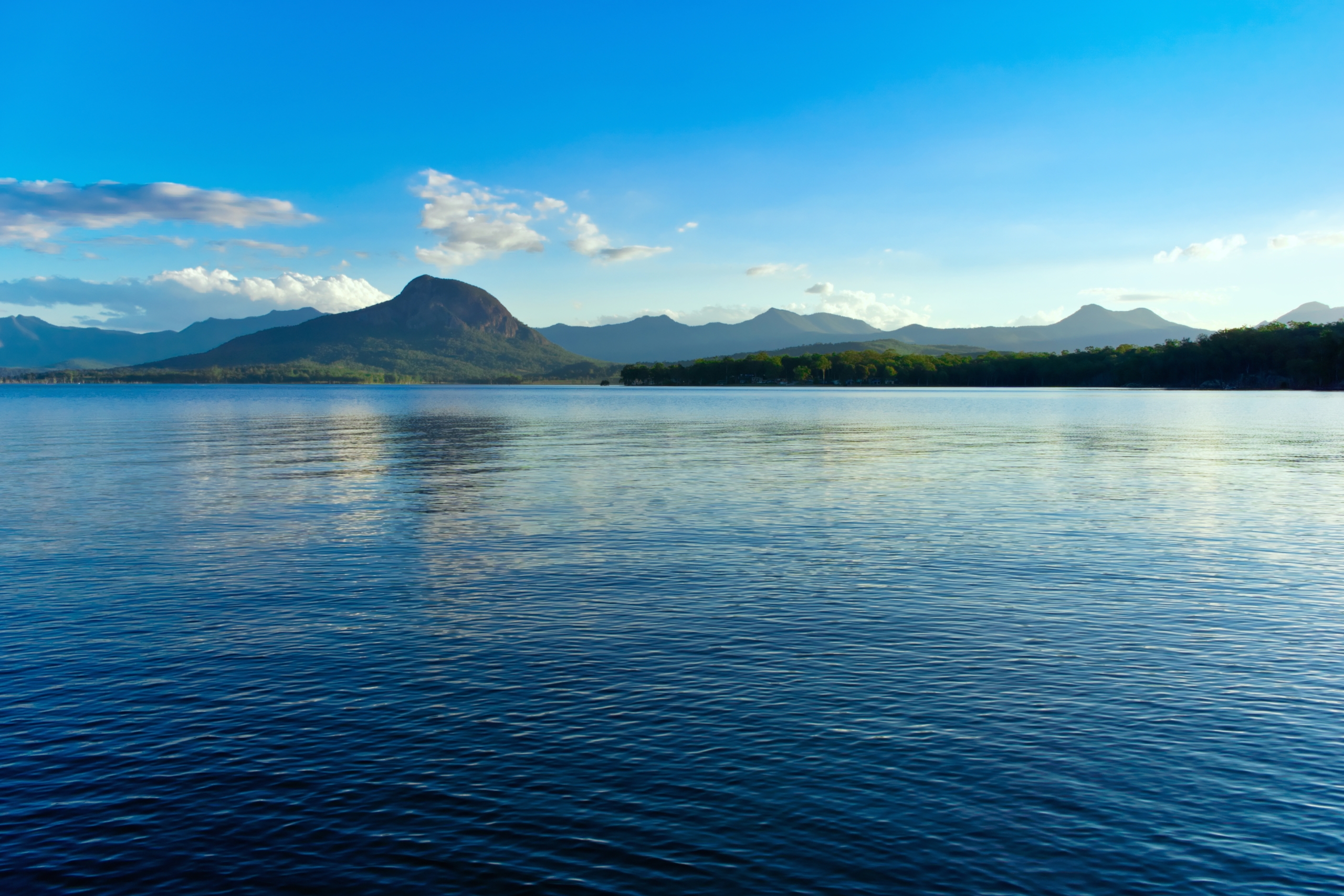 Data Lakes and Warehousing: Building Bridges Between Raw Data and Actionable Insights